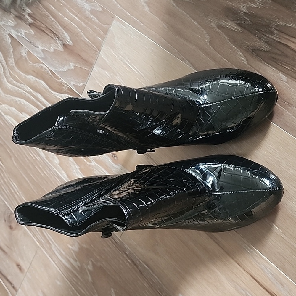 Womens size 8 black patent leather booties. Zip up ankle boot. Like new cond. - Picture 2 of 5